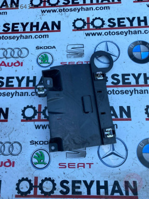 1T1863143 volkswagen caddy 2008 orta konsol bağlantı braketi