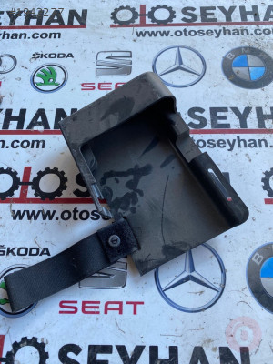 8V3012636 audi A3 2015 bagaj bağlantı tutucu yuvası