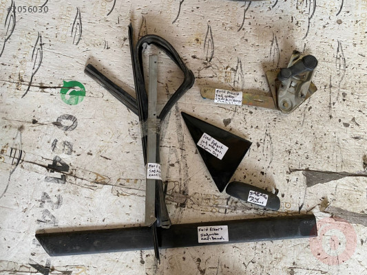 FORD ESCORT SAĞ ARKA DIŞ ÜÇGEN PLASTİĞİ ORJİNAL ÇIKMA