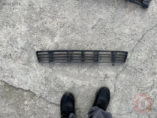 AUDİ A4 ÖN TAMPON ORTA IZGARA
