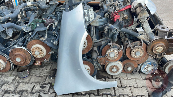 2004-09 GOLF 5 SAĞ ÖN ÇAMURLUK HATASIZ ORJ ÇIKMA