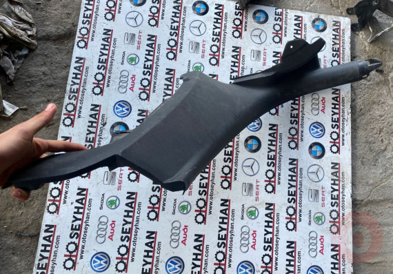 8V4867768B audi A3 sportback sağ arka koltuk yan kaplaması