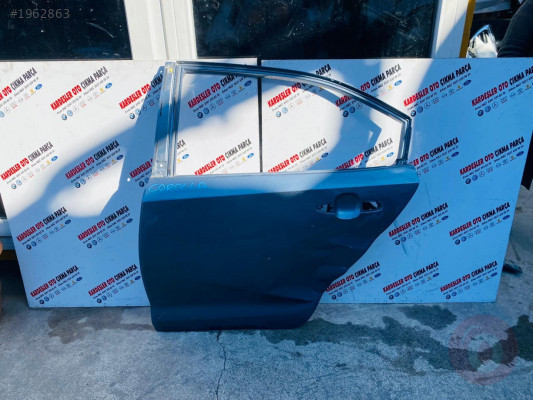 Toyota corolla sol arka kapı (az hasarlı)