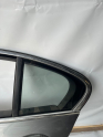 43R-001582  BMW F10 5 Serisi sol arka kapı 21 kelebek cam camı