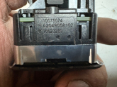 Oto Çıkma Parça / Mercedes / CLA / Oto Cam / Cam Düğmesi / Çıkma Parça 