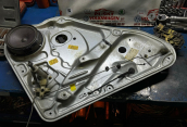VOLKSWAGEN PASSAT B5 ÇIKMA SOL ARKA KAPI CAM KRİKOSU