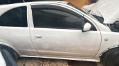 Opel Corsa sağ tek kapı beyaz renk araçtan sökme