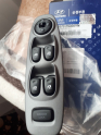 93570-25020YN CAM DÜĞMESİ ÖN SOL AYNA AYAR DÜĞMELİ ACCENT 00>