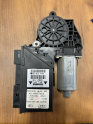 AUDİ A4 SAĞ ÖN CAM MOTORU 105841-105