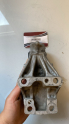 514931 peugeot 407 1.6 hdi alt şanzıman kulağı ve braketi