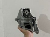 AUDİ Q5 A4 SOL MOTOR KULAĞI ORJİNAL
