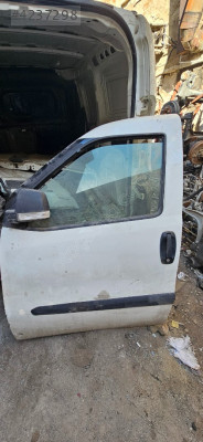 Geniş Aile sol ön kapı