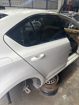 2018 MODEL SKODA OCTAVİA BEYAZ SAĞ ARKA KAPI HATASIZ BOYASIZ