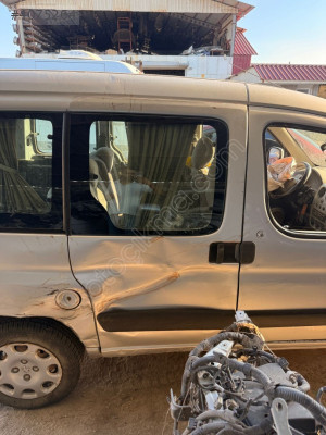 PEUGEOT PARTNER SAĞ ARKA KAPI ÇIKMA ORJİNAL