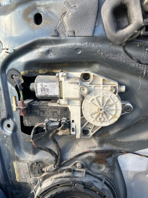 Peugeot 407 ön sağ cam motoru krikosu