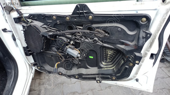 ford fiesta  sağ ön cam krikosu