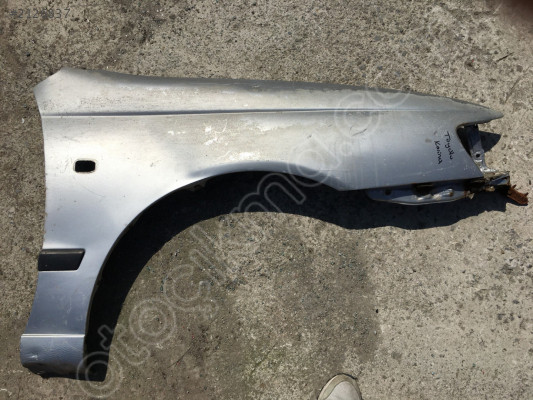 Toyota Carina Sağ Ön Çamurluk