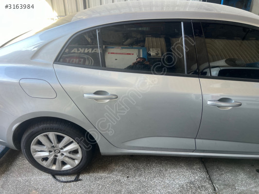 RENAULT MEGANE 4 ÇIKMA ORJİNAL GRİ SAĞ ARKA KAPI