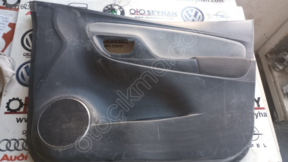67763-0D130 Toyota Yaris 2015 sağ ön kapı döşemesi