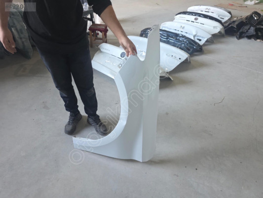 CUPRA LEON BEYAZ SOL ÖN ÇAMURLUK ORJINAL GÖÇÜKLÜK