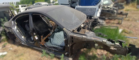 VOLKSWAGEN PASSAT B8 KESME TAVAN ARKA ÇAMURLUK ÜÇEL OTO ÇIKMA