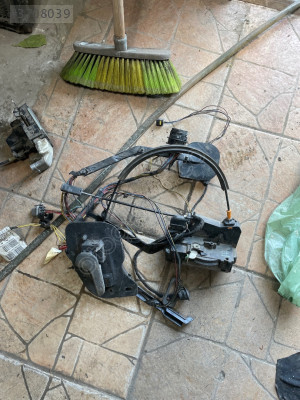Opel Corsa sağ ön kapı kilidi tesisatı