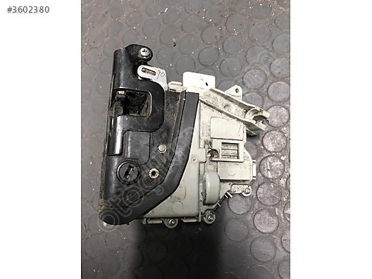 SKODA SÜPER B ARKA SAĞ KAPI KİLİDİ