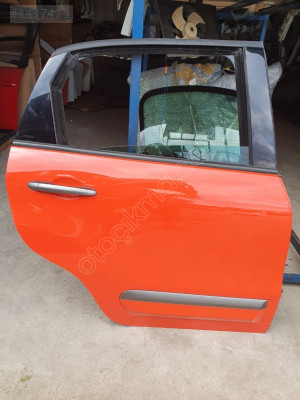 fiat 500l 2018 sağ arka kapı (son fiyat)