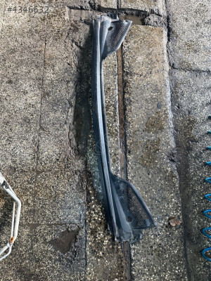 Citroen C4 ön cam ızgarası