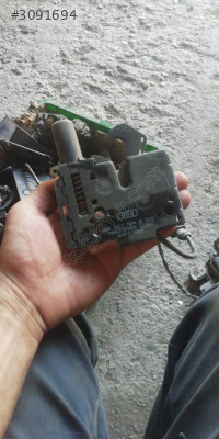 8W0823509 Audi A4 S4 B9  ön kaput kilidi