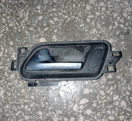 2H0837113D 10-16 AMAROK ORJ. ÇIKMA SOL ÖN İÇ KAPI KOLU
