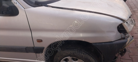 Peugeot Partner  Sağ Ön Çamurluk