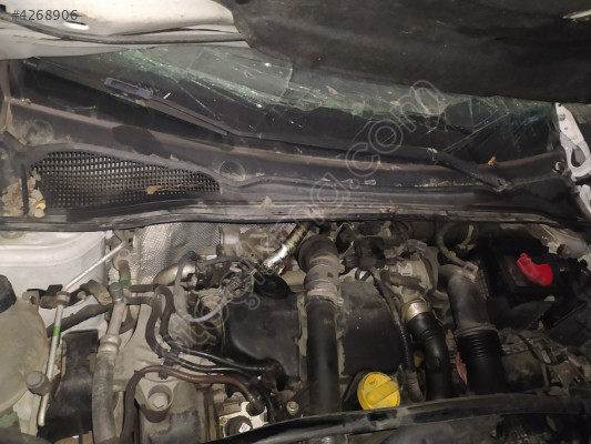 Renault Clio 4 ön cam ızgarası