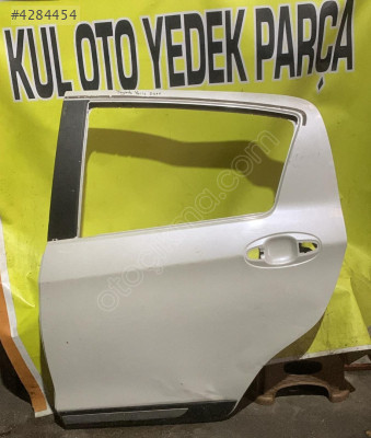 toyota yaris sol arka kapı