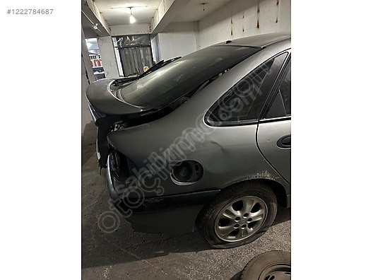 RENAULT LAGUNA 1 ÇIKMA ORJİNAL KESME SAĞ ARKA ÇAMURLUK