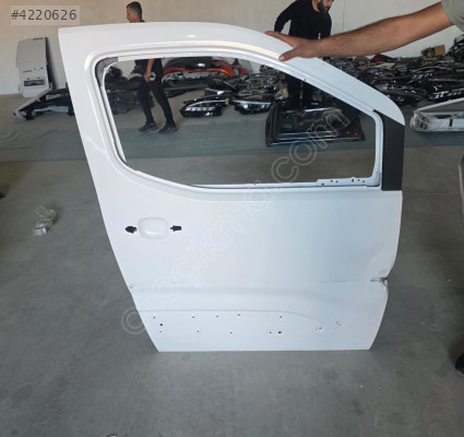 PEUGEOT RİFTER BEYAZ SAĞ ÖN KAPI ORJINAL LOKALLIK