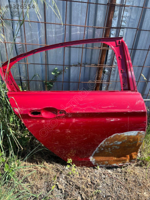 FİAT EGEA SAĞ ARKA KAPI AÇIK KIRMIZI ORJİNAL ÇIKMA