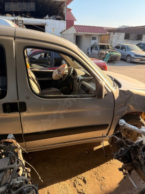 PEUGEOT PARTNER SAĞ ÖN KAPI ÇIKMA ORJİNAL