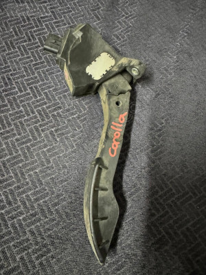 TOYOTA COROLLA GAZ PEDALI