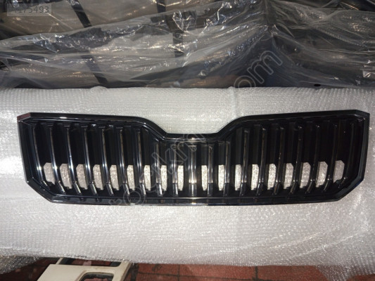 Skoda SüperB ön panjur saten siyah krom çizgili krom çerçeve