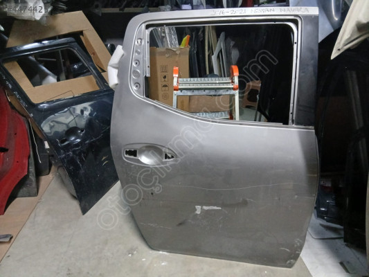 NİSSAN NAVARA SAĞ ARKA KAPI ORJİNAL ÇIKMA