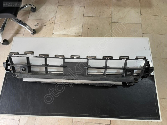 AUDİ Q2 ORTA IZGARA