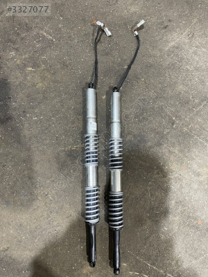 51247207015-09 BMW 5 SERİSİ F10 F11 SW BAĞAJ KAPAK DESTEKLERİ
