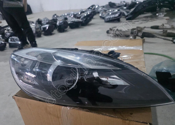 VOLVO V40 MERCEKLİ SAĞ FAR ORJINAL