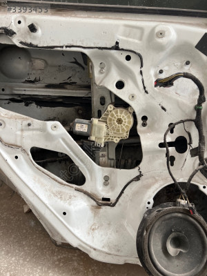 Ford Focus 2017 sol arka kapı cam krikosu