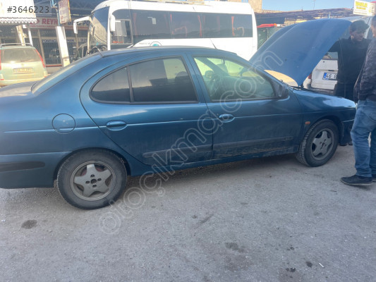 Megan sağ ön kapı
