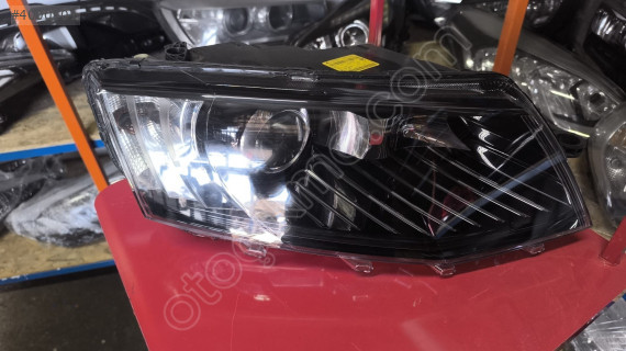 SKODA OCTAVİA SAĞ FAR ORJİNAL ÇIKMA
