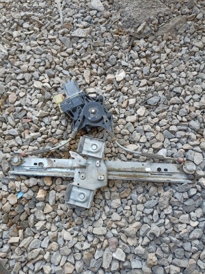 Ford Fiesta sağ ön kapı cam kirikosu motoru