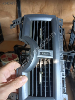 Renault Megan 2 orta hava ızgarasi