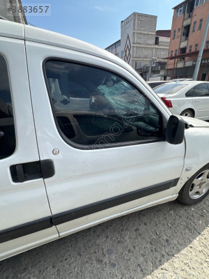 Peugeot partner Berlingo sağ ön kapı hatasız
